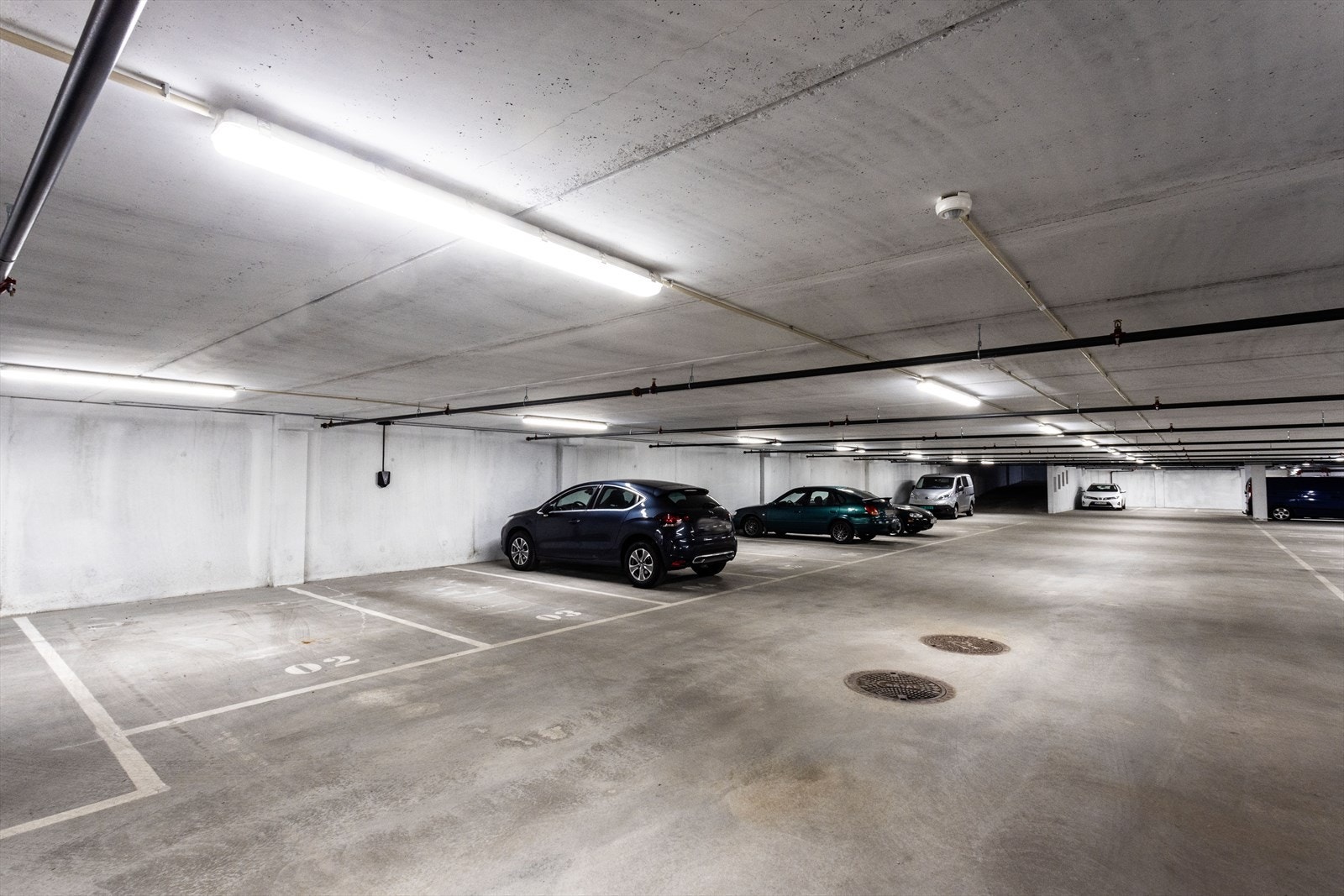 Parkeringplass med mulighet for el-bil lader Galleribilde