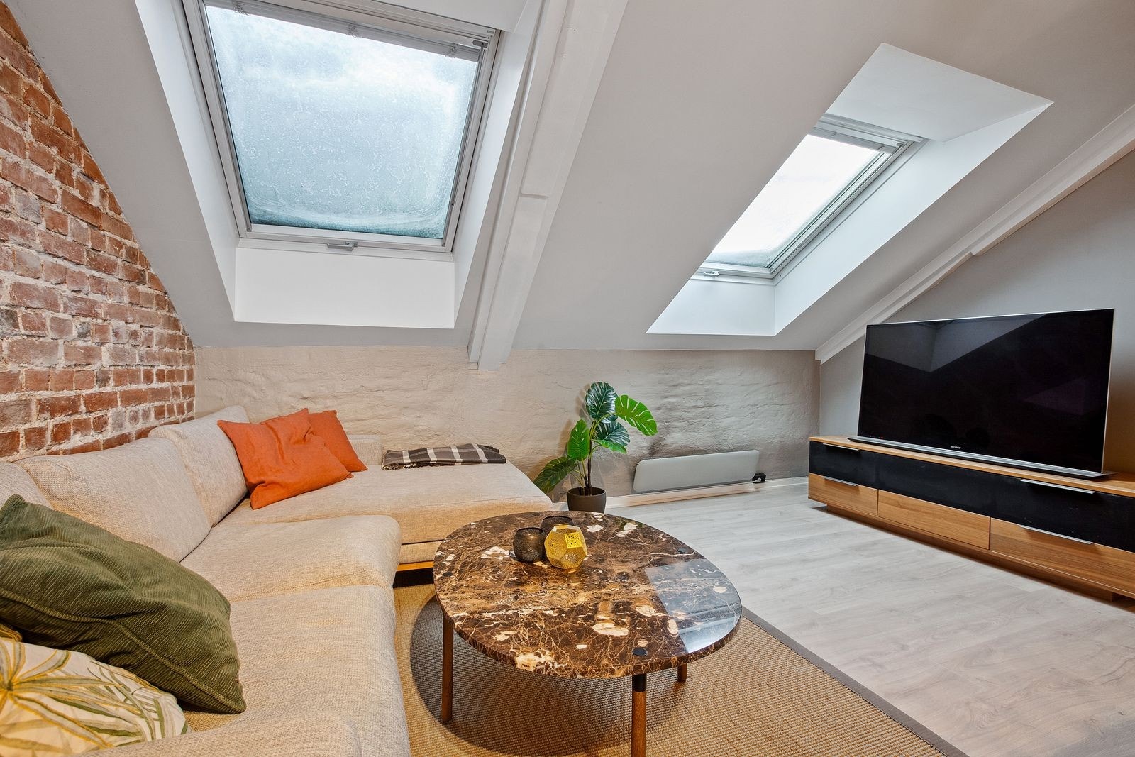 Skråtak med takvinduer som gir godt med lysinnslipp. Fint himmelsyn ved oppholdsvær. Galleribilde