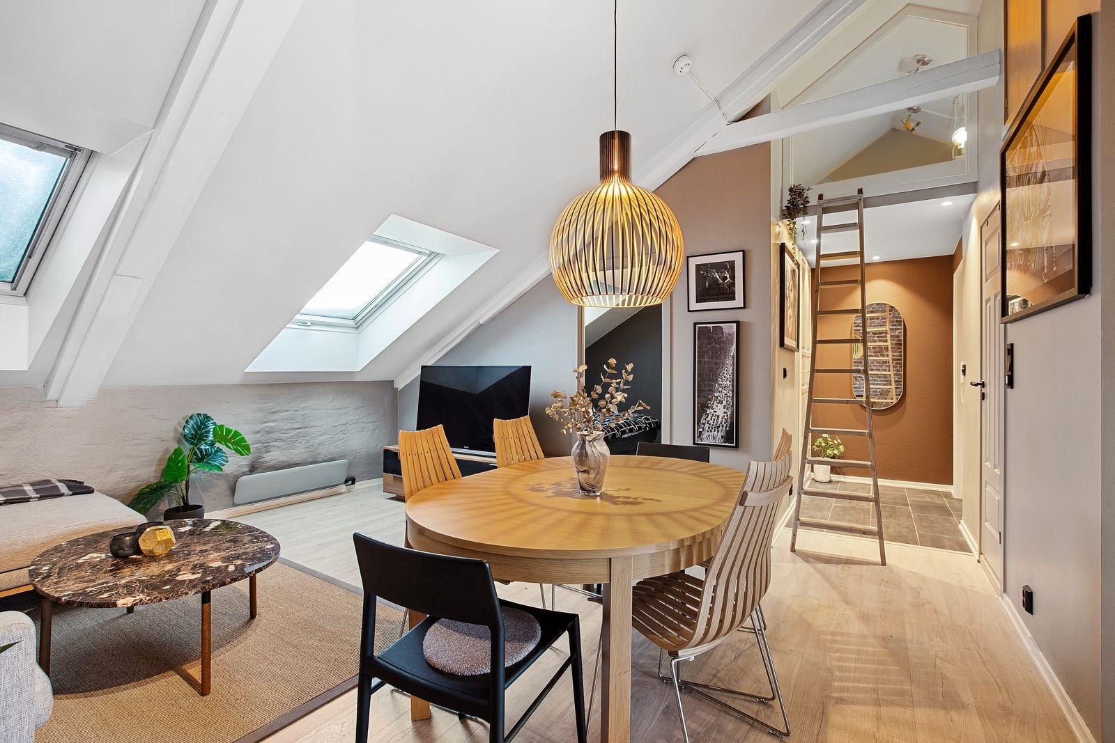 Leiligheten har nyere parkettgulv, delikate farger og fine interiørdetaljer. Galleribilde