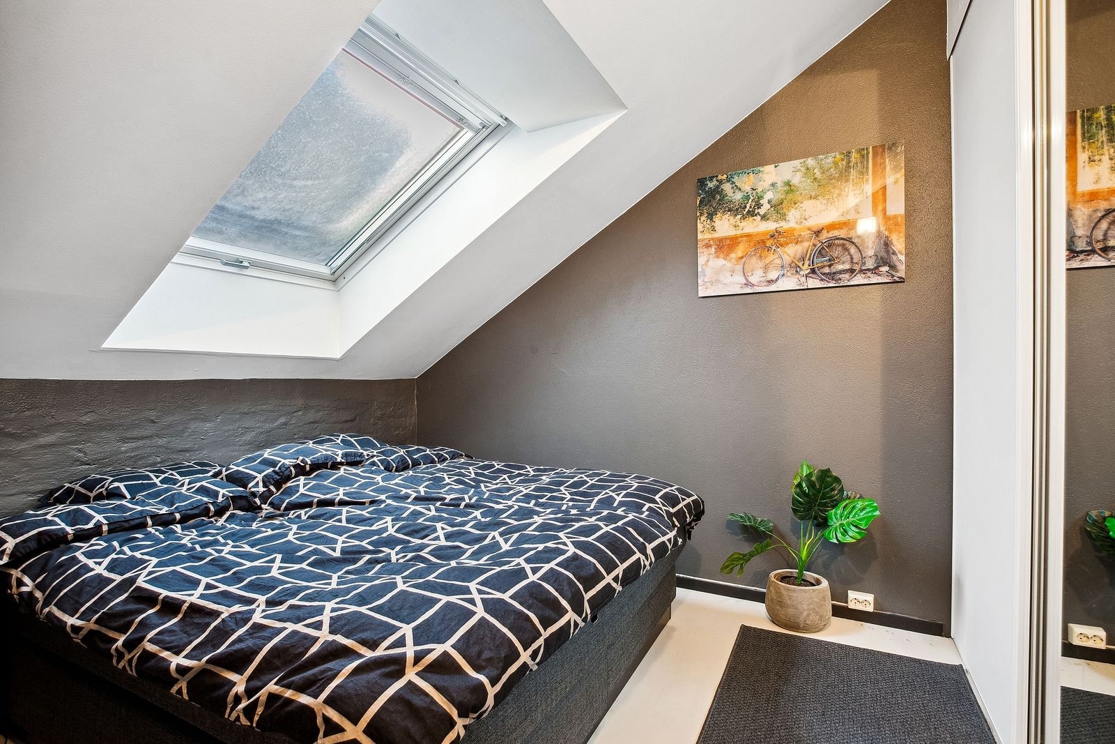 Hovedsoverommet er innredet med garderobeløsning og har plass til dobbeltseng. Galleribilde