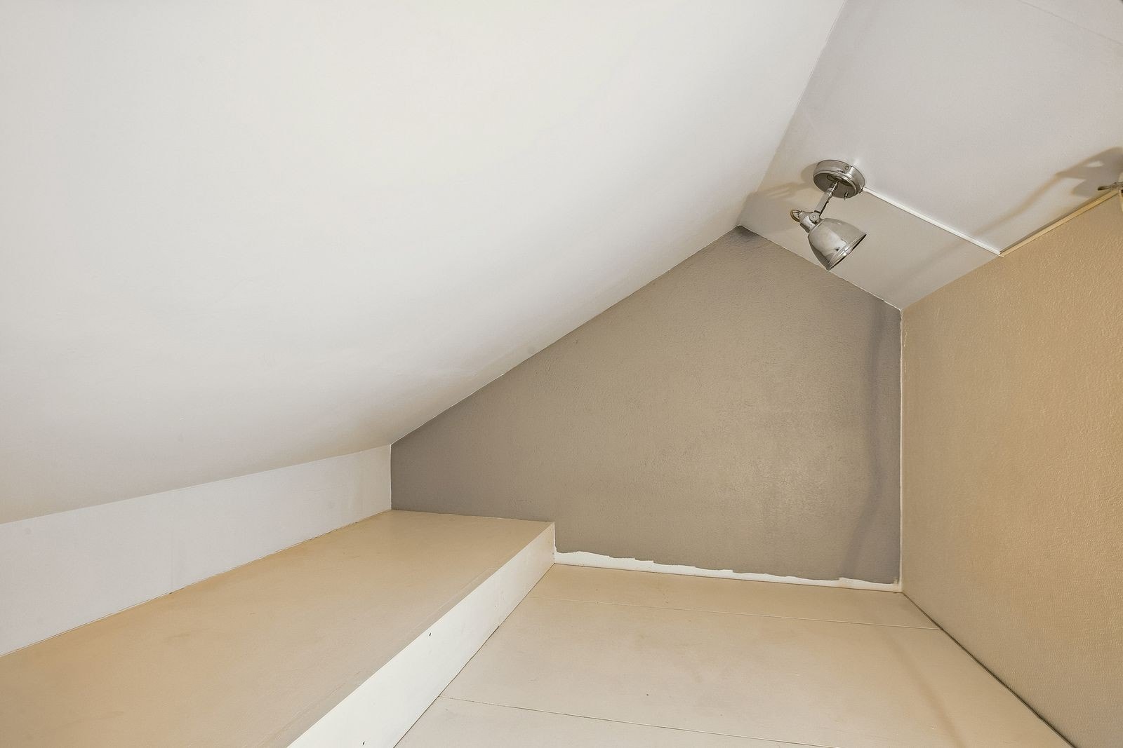 Praktisk hems på ca. 3-4 m2. Her kan man enten legge ut en madrass for gjester, eller lagre ting. Galleribilde