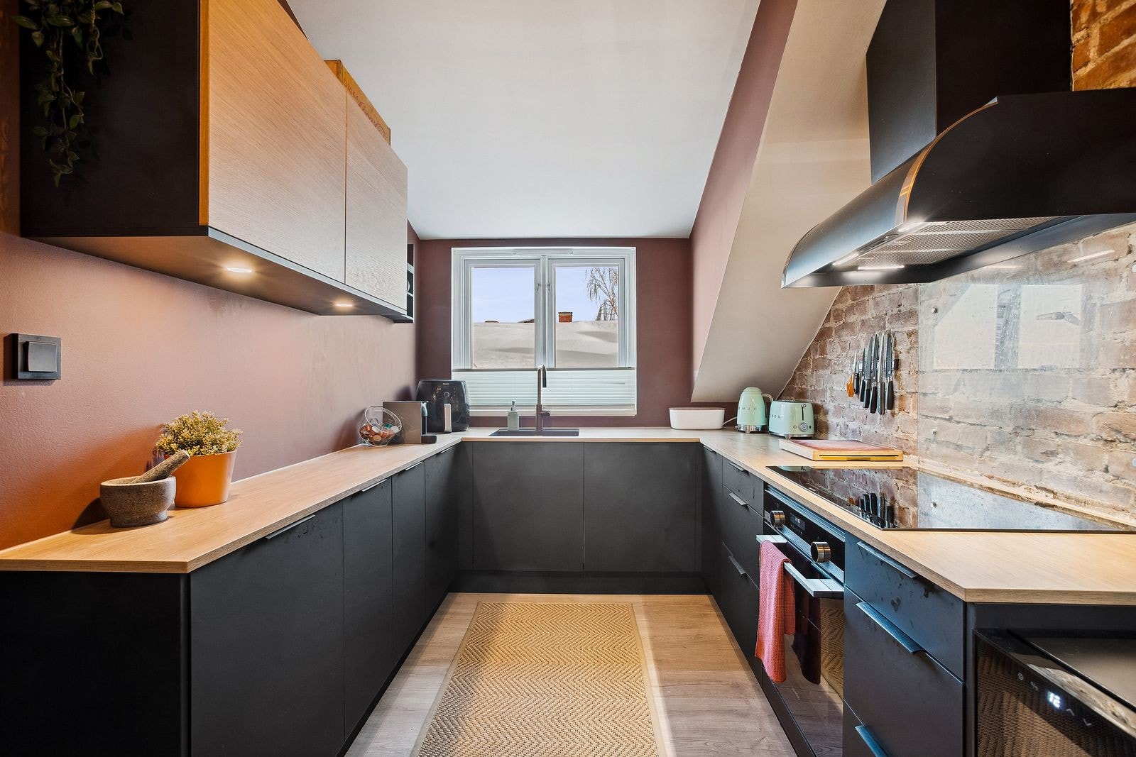 Kjøkkenet er nytt med integrerte hvitevarer. Frittstående vinkjøler. En fin plass og lage mat. Galleribilde