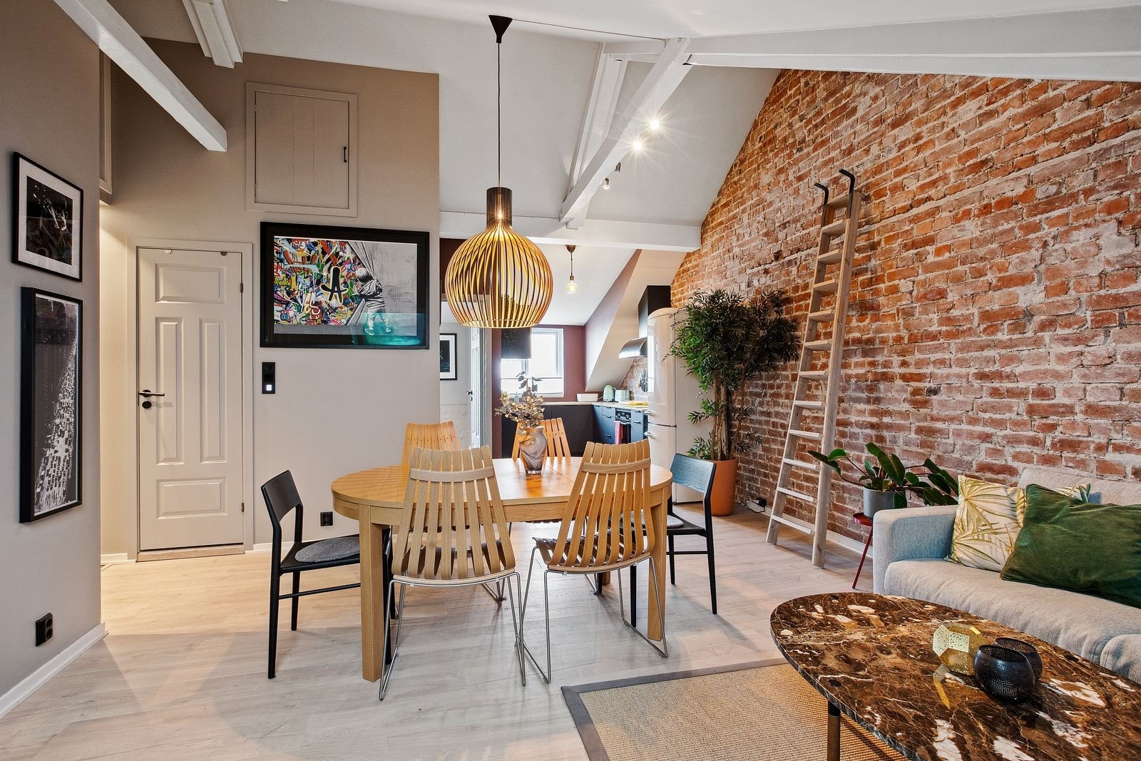 Leiligheten ligger på toppen har svært god takhøyde med fine detaljer. Galleribilde