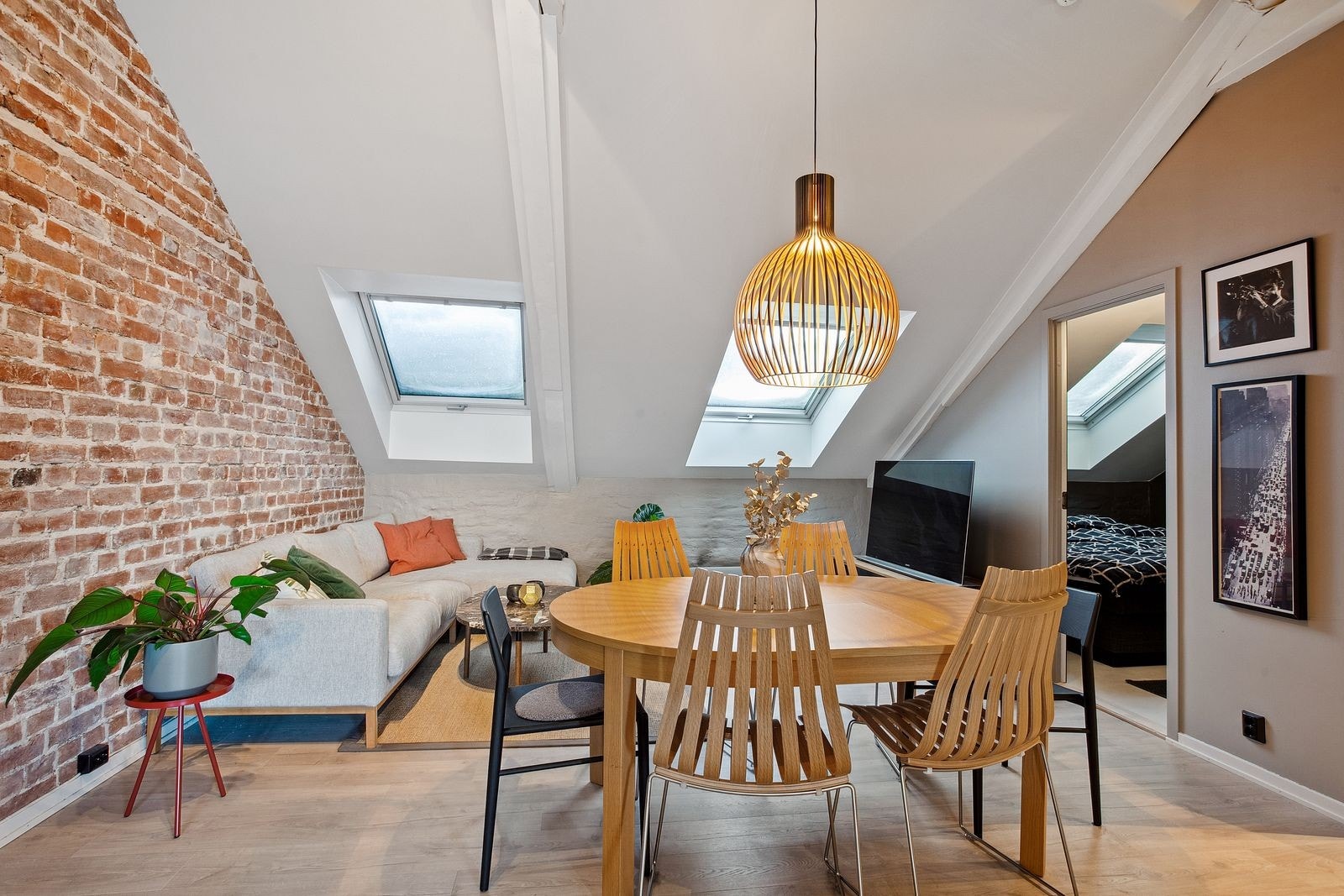 I tillegg tl sofagruppe er det plass til en spisegruppe som gir en sosial sone. Galleribilde