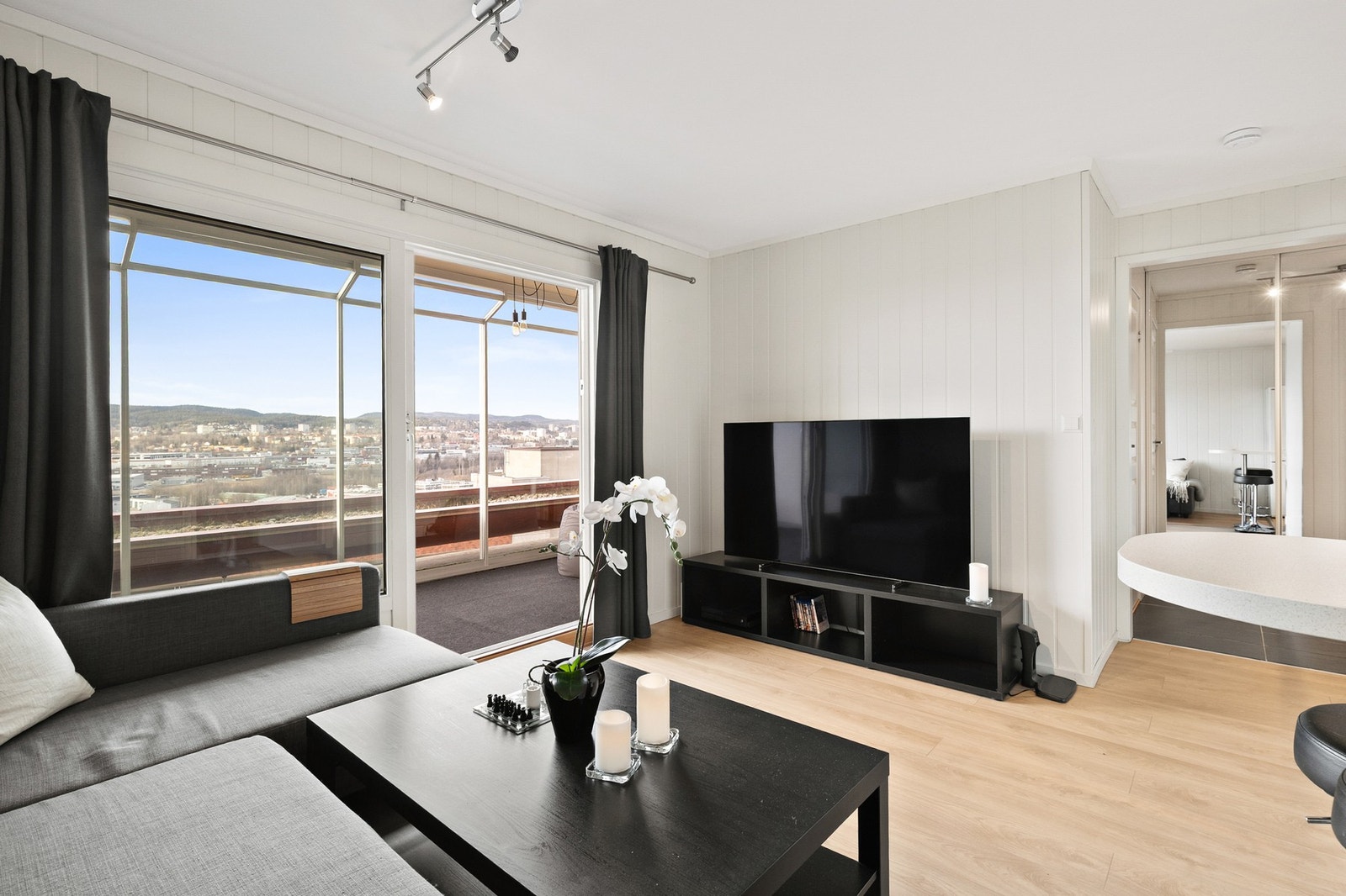 Boligen har en lys stue som blir hjertet av boligen, med sitt gjennomtenkte utforming er dette et sted som inviterer til avslapning samtidig som du har en nydelig utsikt. Galleribilde