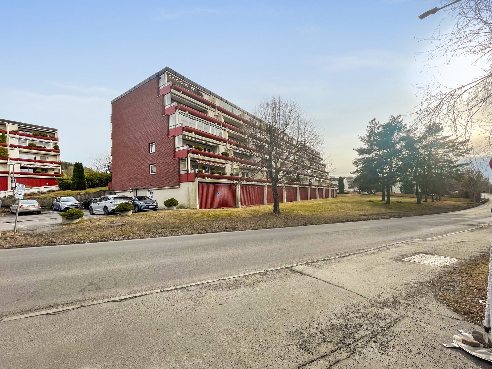Boligen har en god planløsning og inneholder entre/gang, stue med åpen kjøkkenløsning, soverom, baderom samt en innglasset balkong med bod. Galleribilde
