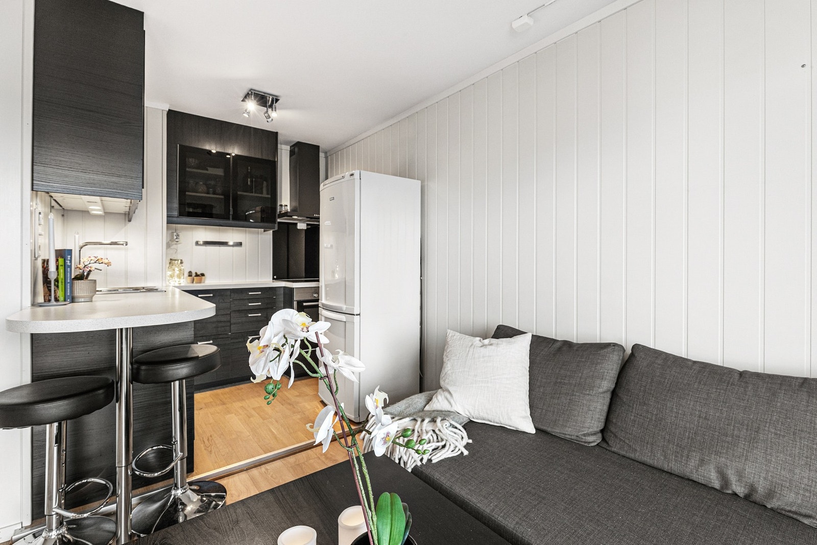 Integrerte hvitevarer som oppvaskmaskin, stekeovn, og platetopp, samt frittstående kjøl/frys. Galleribilde