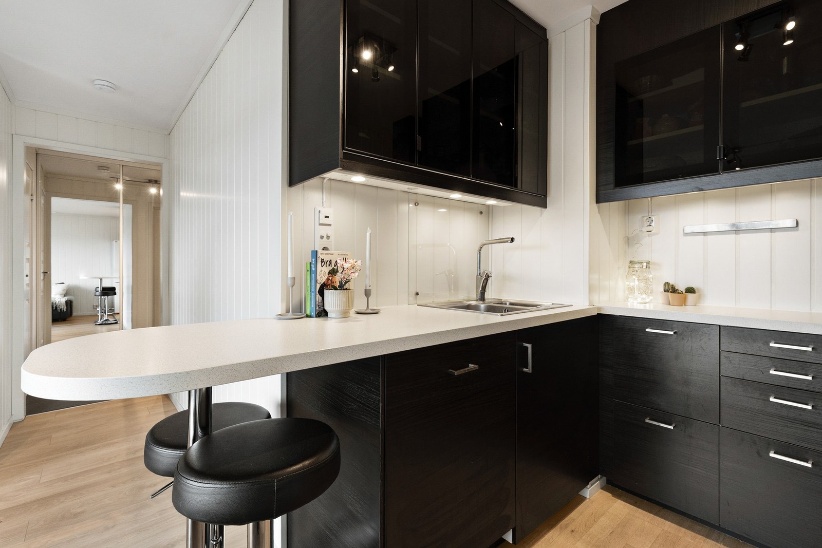 Kjøkkenet har nok lagringsplass til alle kjøkkenredskapene, ingrediensene og apparatene du trenger. Galleribilde