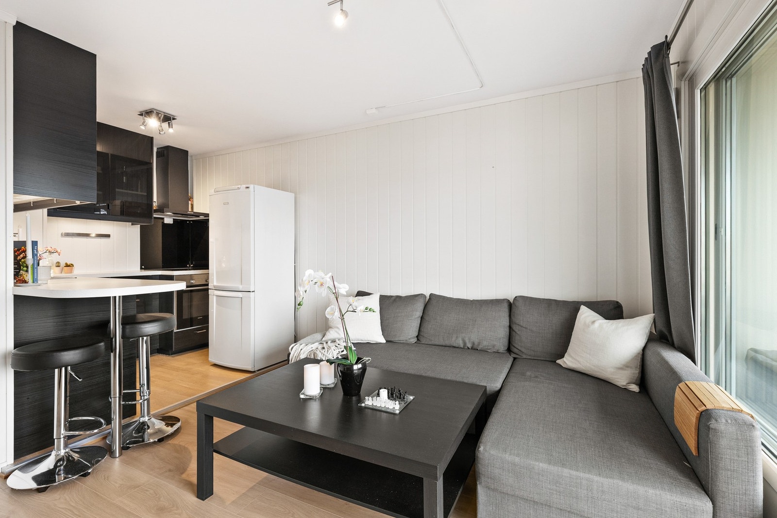 Kjøkkenoverflatene består av malte slette fronter og benkeplate av laminat. Galleribilde