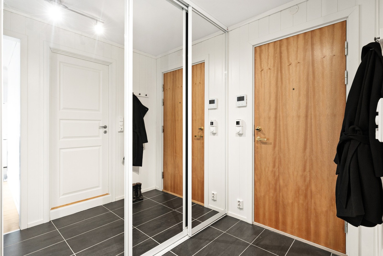 Velkommen inn! Callinganlegg er installert slik at du enkelt kan slippe gjestene inn. Galleribilde