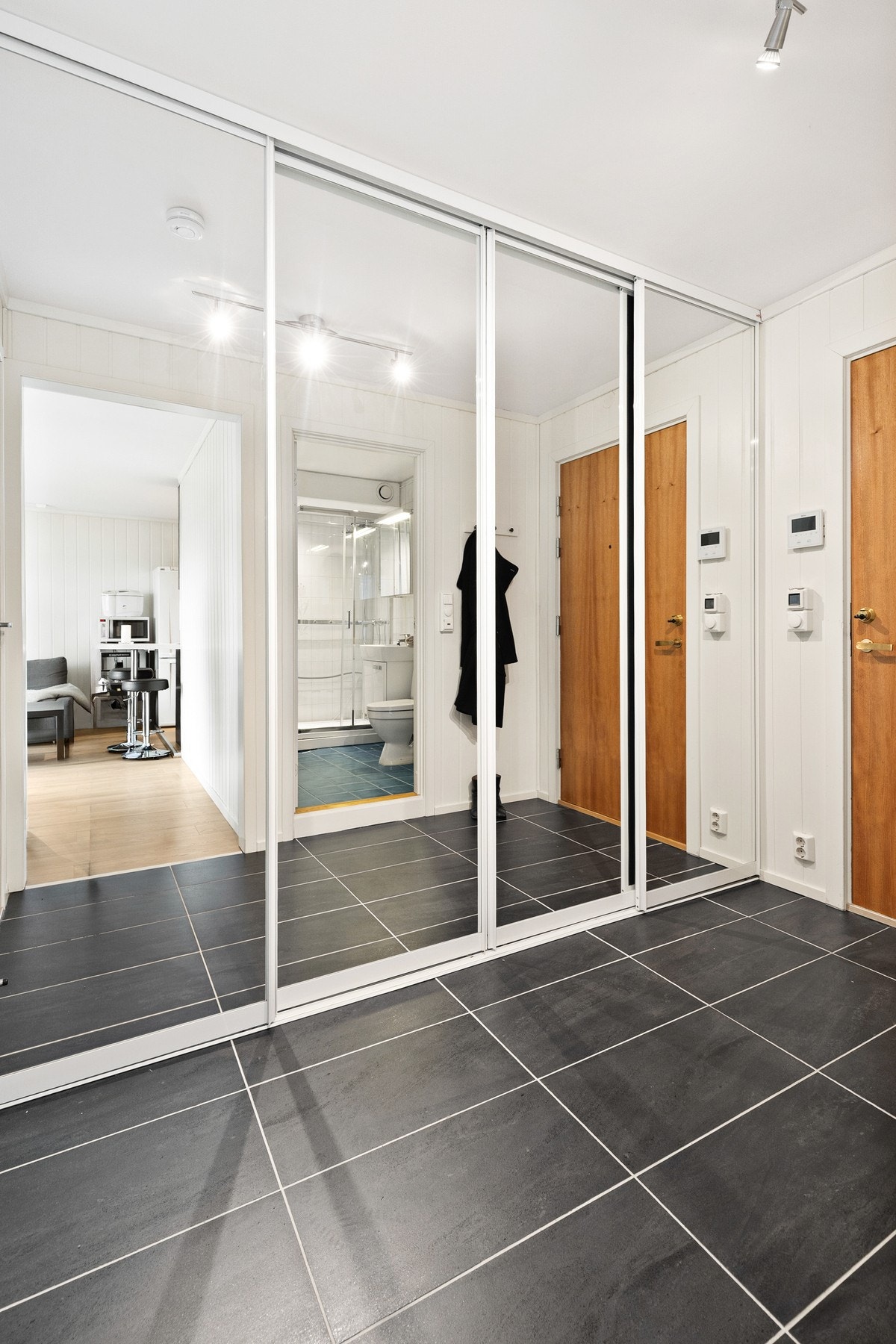 Her er det montert praktisk garderobeløsning med god plass til å henge fra seg ytterklær og skor. Galleribilde