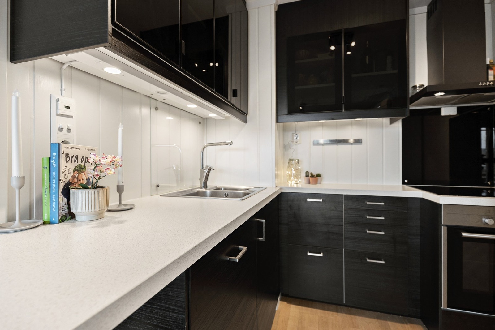 Store skap og skuffer gjør det enkelt å holde det ryddig og organisert, slik at du alltid har det du trenger lett tilgjengelig. Galleribilde