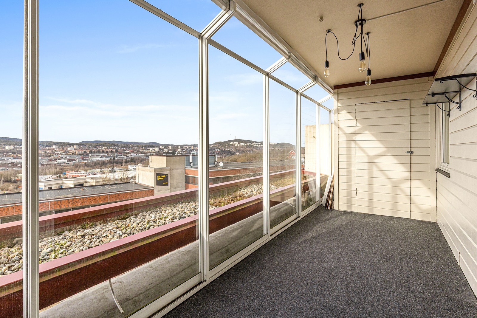 Med en fantastisk utsikt, blir dette stedet ypperlig for morgenkaffen, en rolig stund med en god bok, eller som arena for hyggelige sammenkomster med venner og familie. Galleribilde