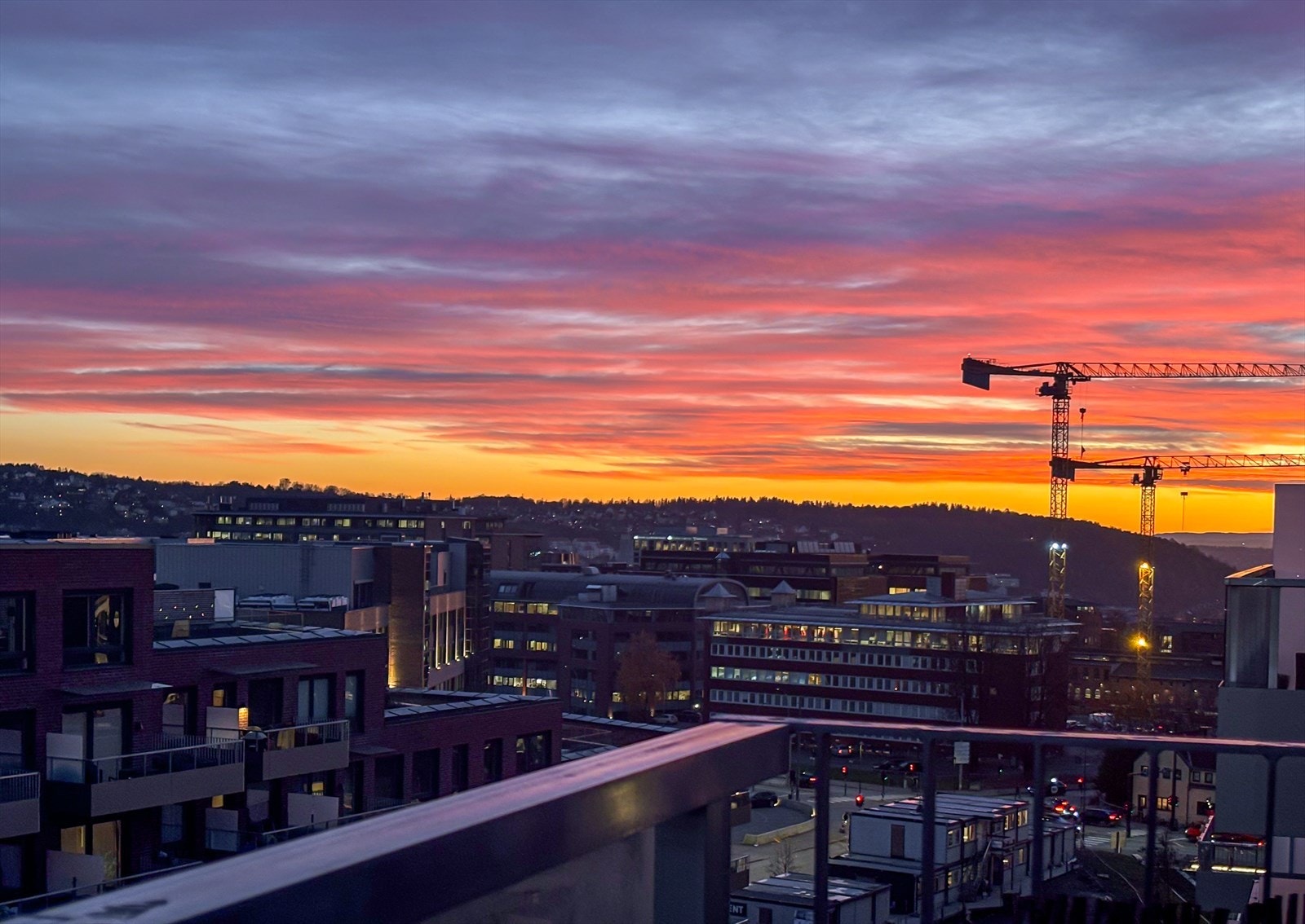 Martin Ruud og Renate Fløan ønsker velkommen til Innspurten 10B. Svært lekker leilighet høyt og fritt i 9. etg med balkong på 8 kvm. Herlig utsikt over byen. Her kan du nyte at himmelen brenner Galleribilde