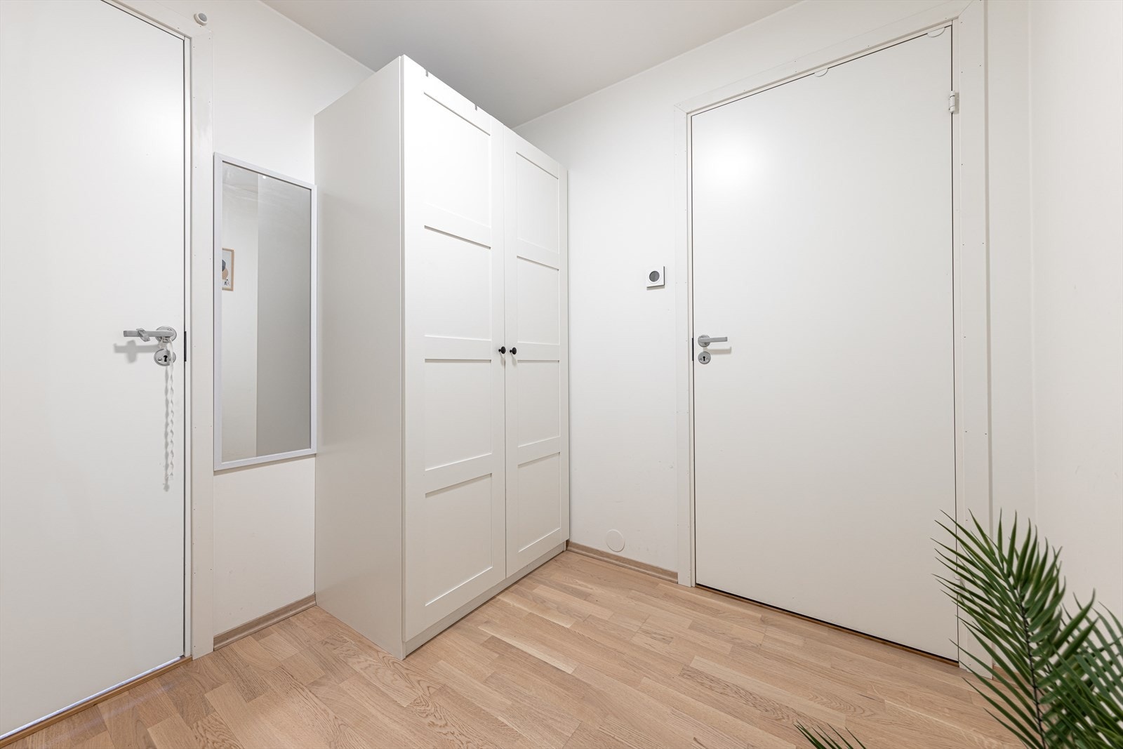 Velkommen inn. Romslig entré med god med lagringsmuligheter Galleribilde