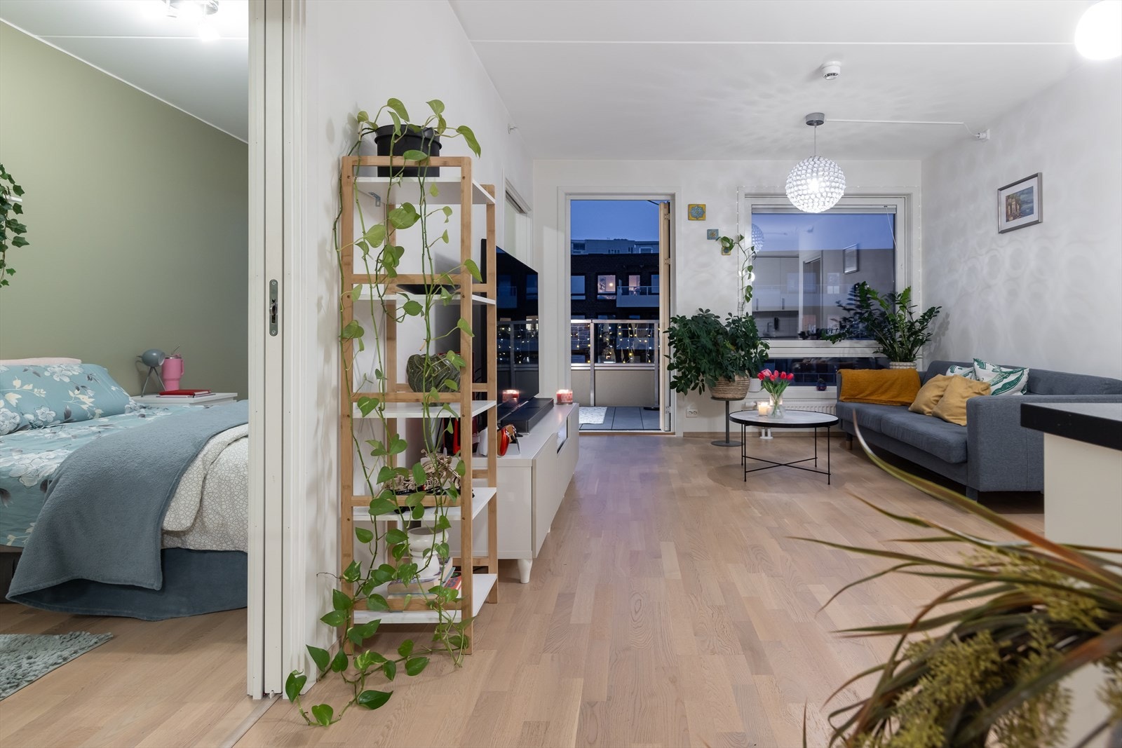 Praktisk og smart planløsning hvor hver kvm er utnyttet til det fulle. Her får du inn et nydelig lys i leiligheten. Felles oppvarming og varmtvann Galleribilde