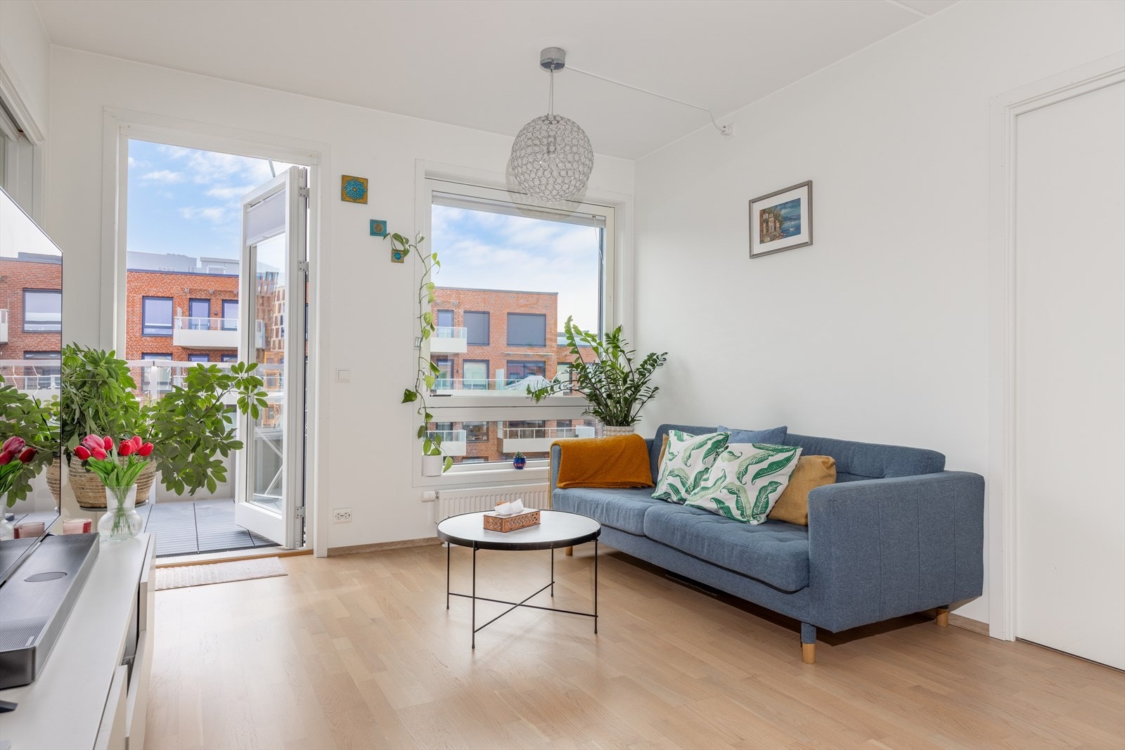 Hyggelig og lys stue med plass til hjørnesofa og bord Galleribilde