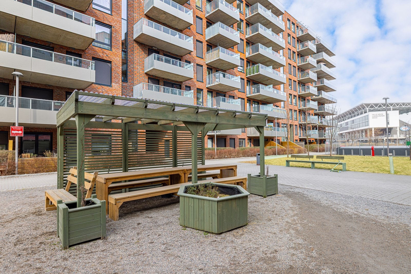 Hyggelig sameiet med sittegrupper og grøntområdet Galleribilde