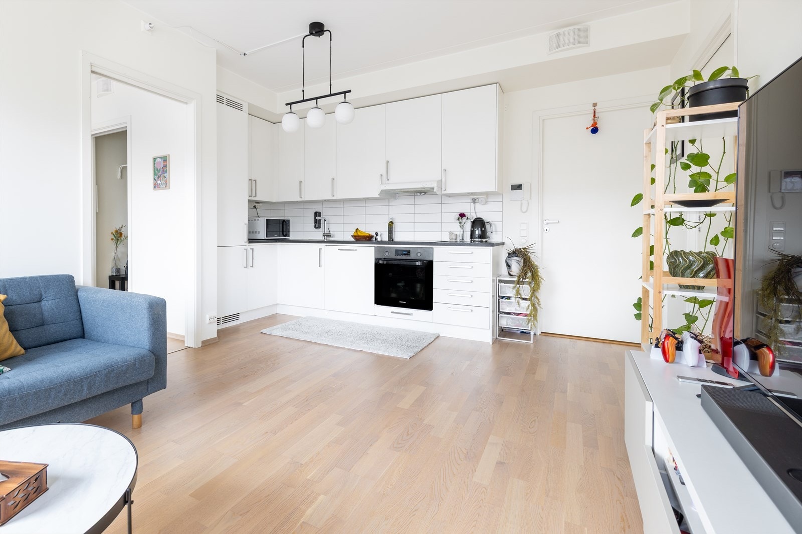 Kjøkken fra Drømmekjøkkenet med plass til rundt spisebord Galleribilde