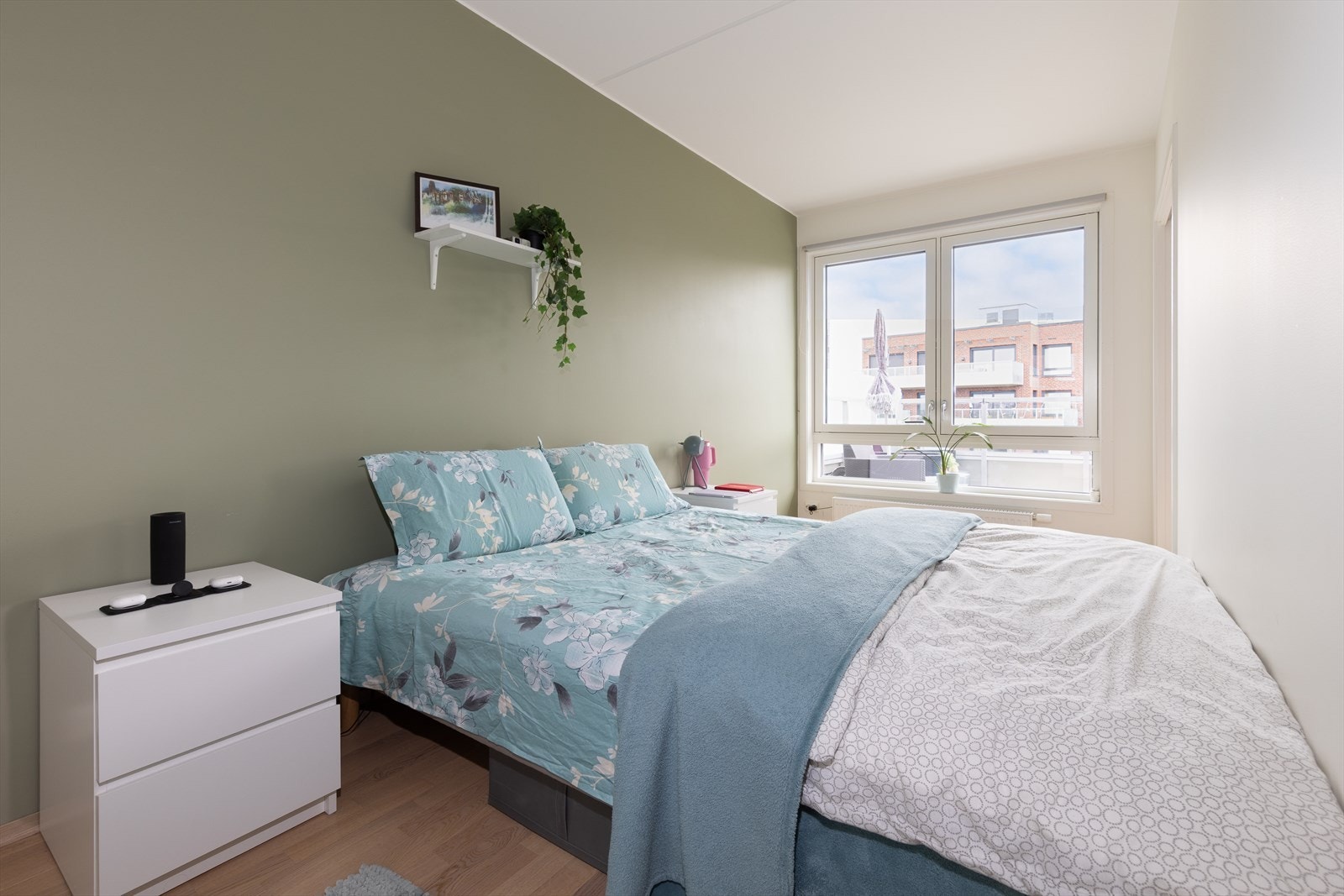 Hovedsoverom med inngang fra to steder. Gir rom for stor og god seng Galleribilde