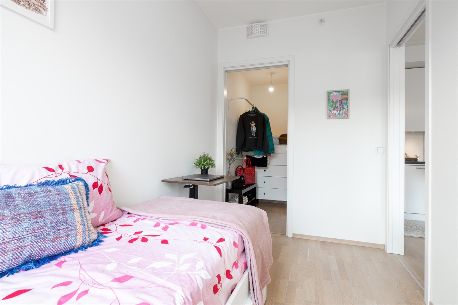 Soverom to med egen garderobe Galleribilde