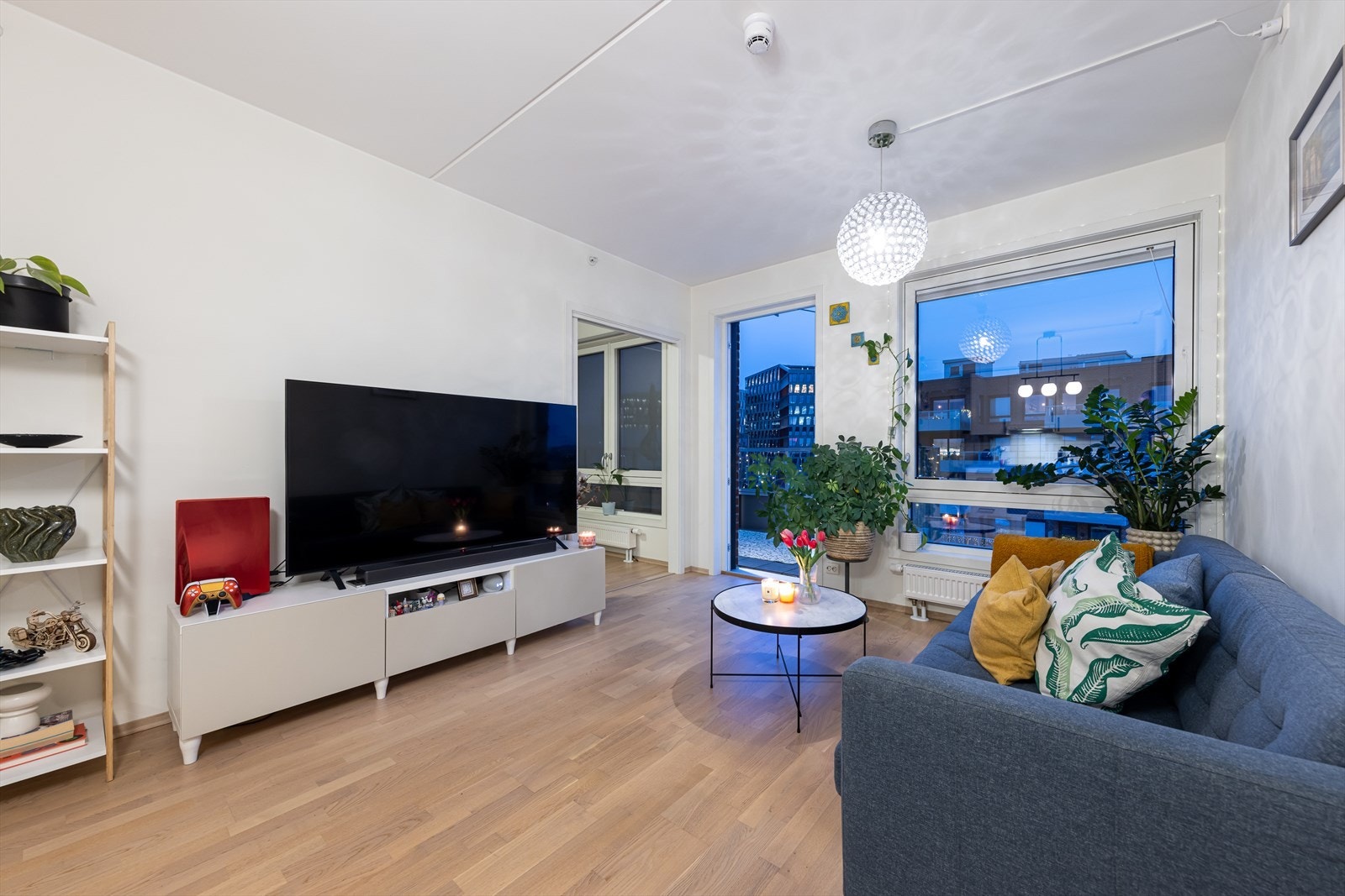 Særdeles praktisk planløsning med 2 soverom, stue og åpent kjøkken, mye lagring i leiligheten med en garderobe og bod Galleribilde