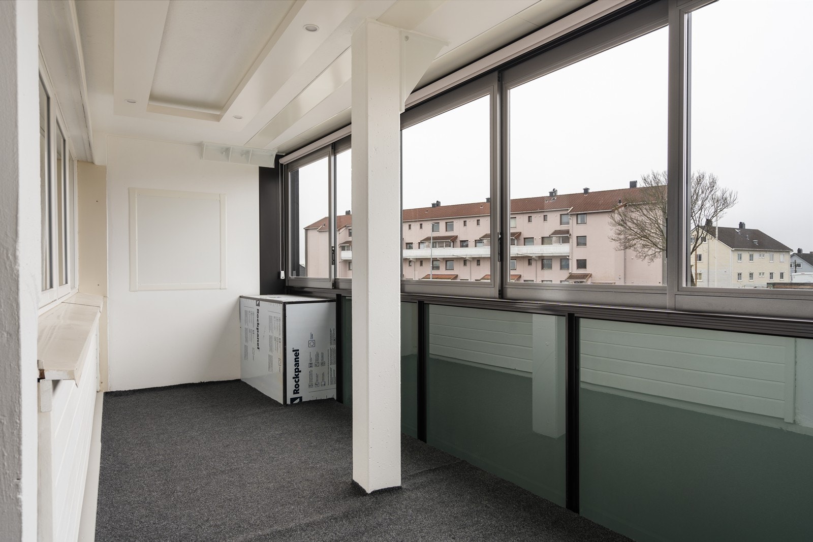 Stor innglasset terrasse. Spotter i tak Galleribilde