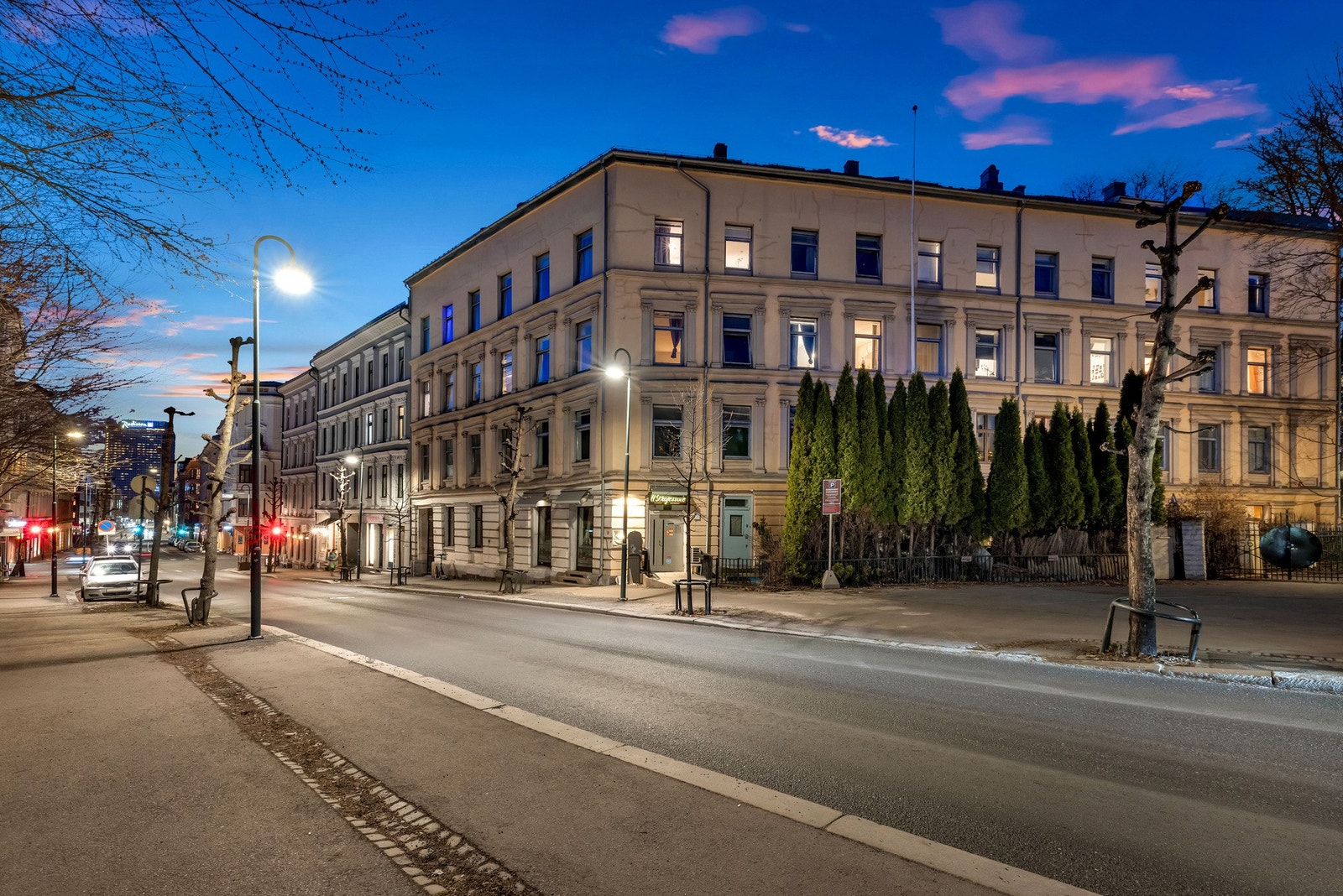 Fasade sett fra Schweigaards gate. Leiligheten ligger bak den høye hekken til høyre i bildet. Galleribilde