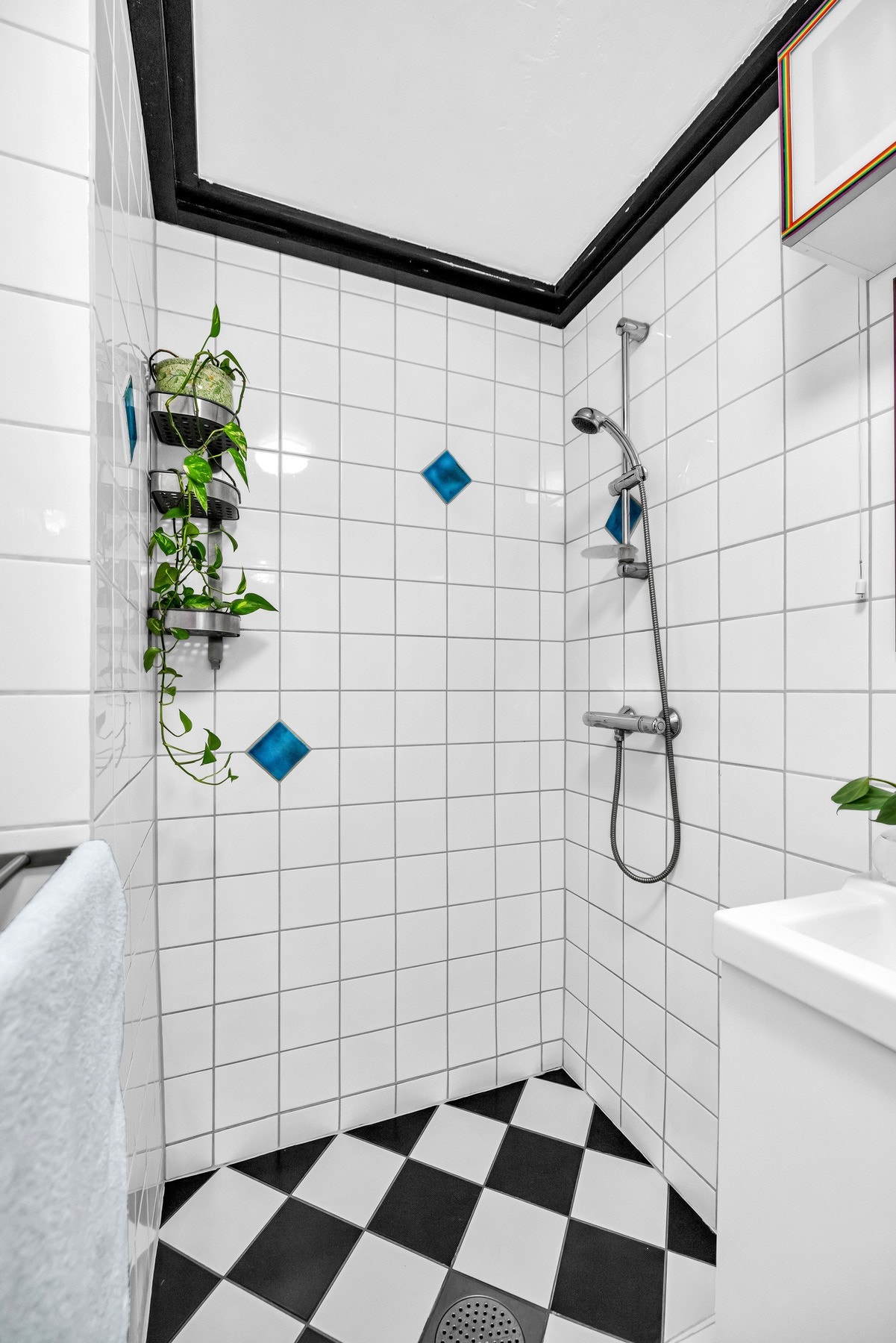 Det er elektrisk styrt vifte på badet. Galleribilde