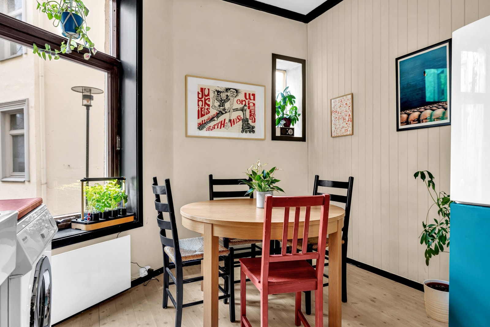 God plass til spisebord på kjøkkenet. Galleribilde