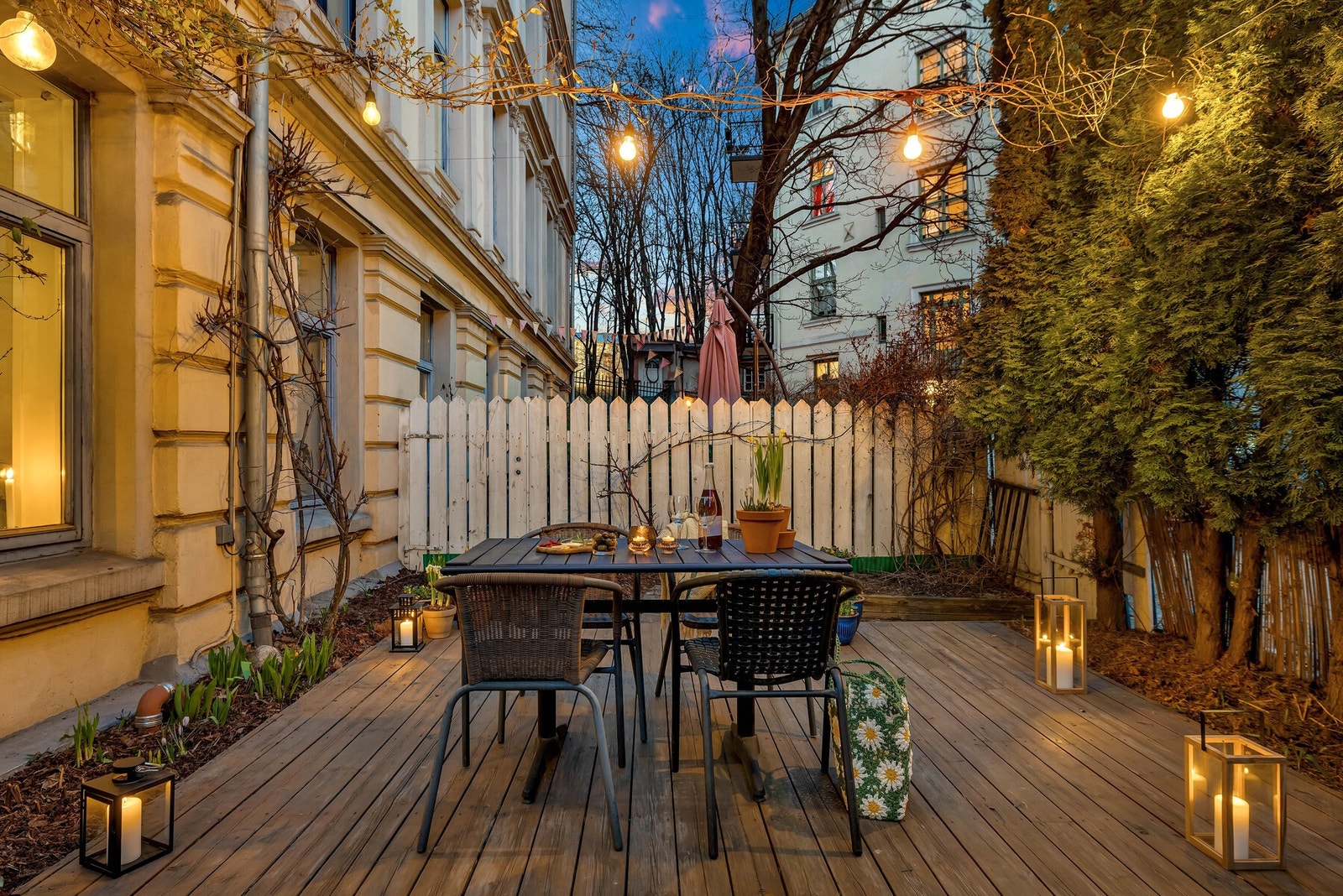 Kveldsstemning på terrassen. Galleribilde