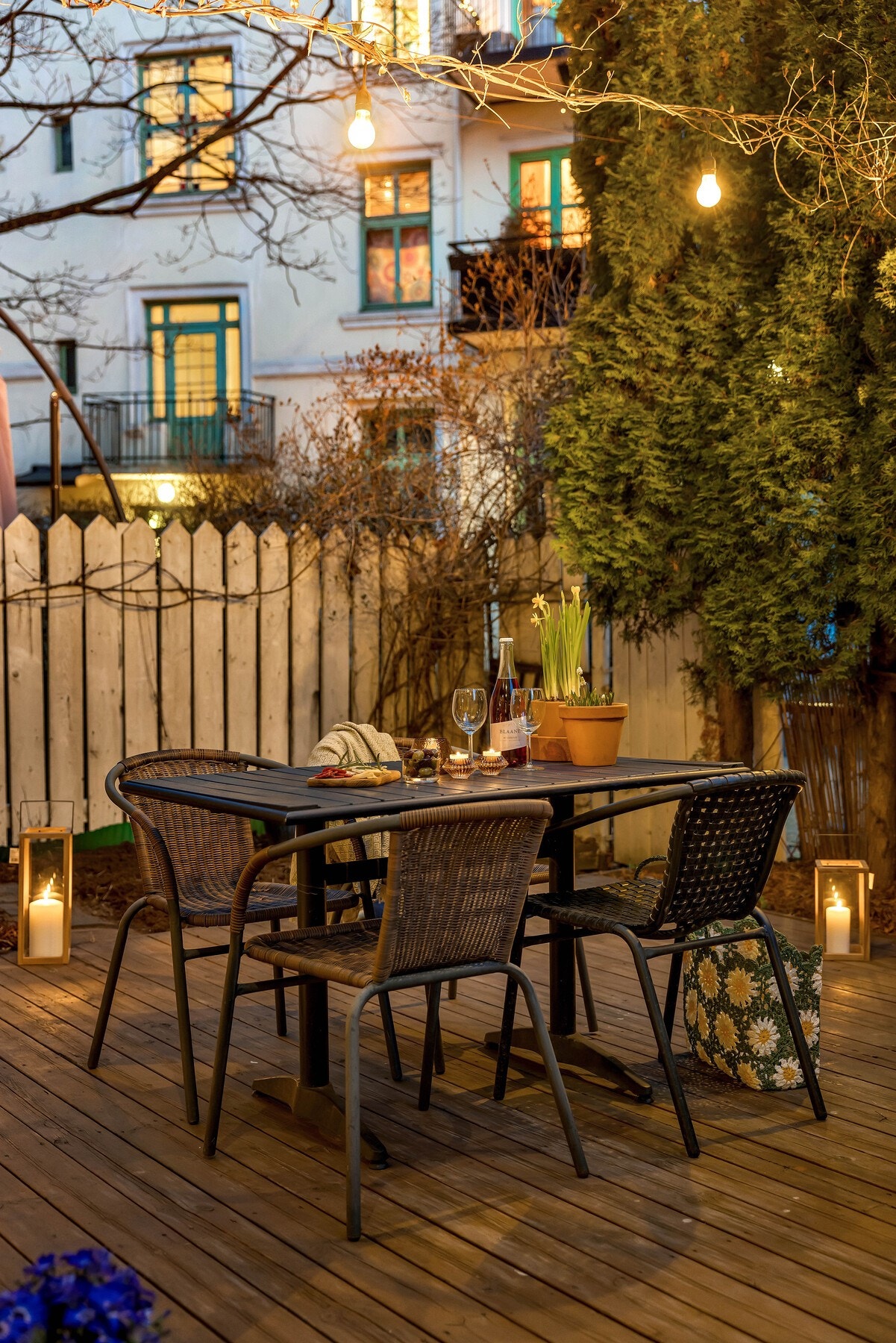Kveldsstemning på terrassen. Galleribilde
