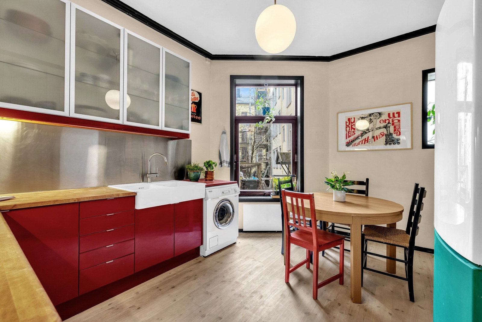 Furugulvene på kjøkken og soverommet ble slipt og oljet i 2023. Galleribilde