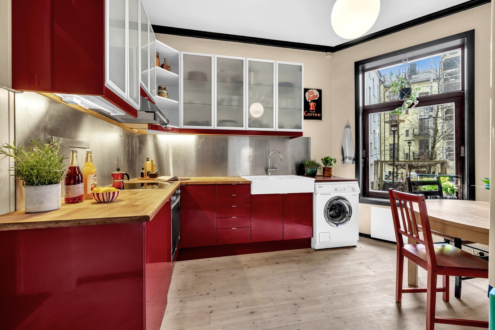 IKEA kjøkkeninnredning med benkeplate i heltre. Galleribilde