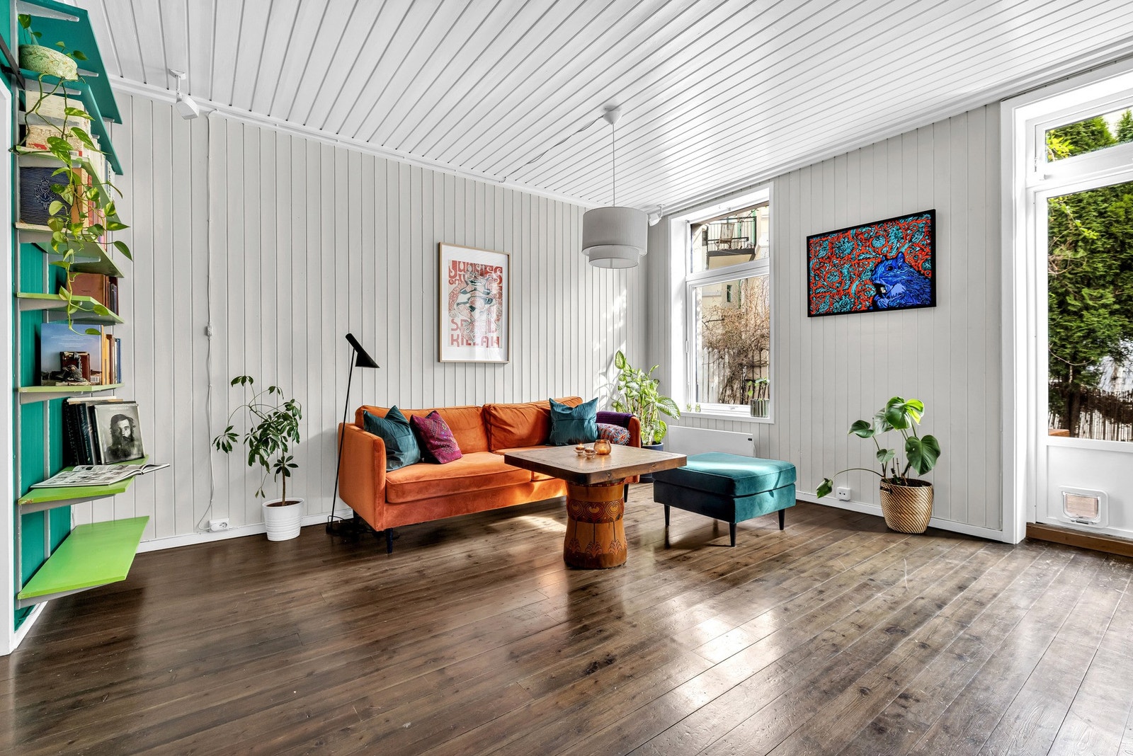 Store vindusflater sørger for rikelig med naturlig lysinnslipp. Galleribilde