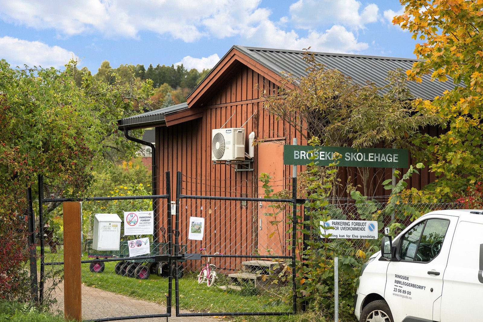 Midt på Bjerke ligger "Brobekk skolehage". Her kan privatpersoner leie parsell og med det dyrke sin egen mat. Galleribilde