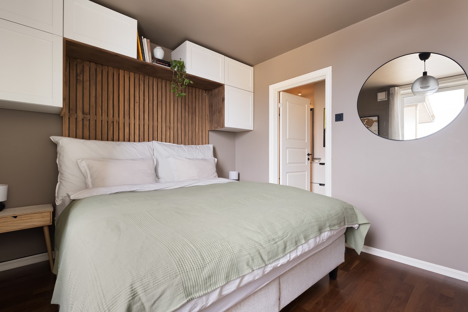 Her er det gjennomførte løsninger og god utnyttelse av plassen med oppbevaringsplass over seng. Galleribilde