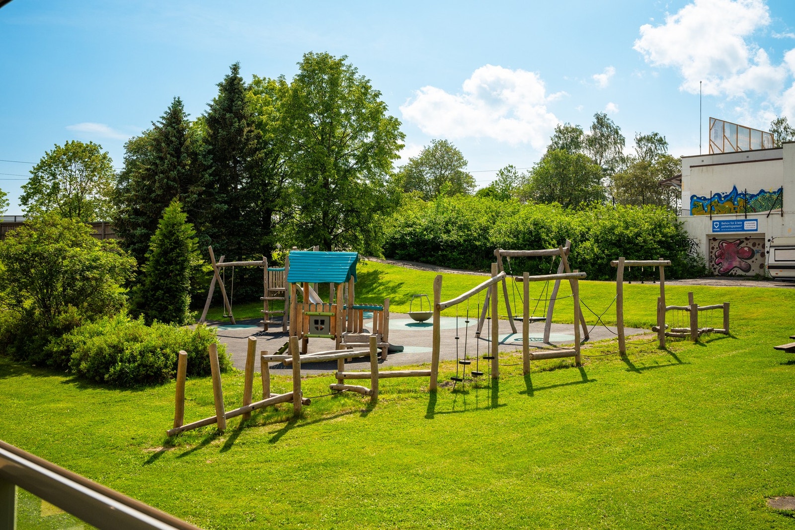 Fellesområdet er opparbeidet med blant annet biloppstillingsplasser, internstier, sykkelstativer, lekeapparater, sittebenker, plenarealer, felles utegrill og diverse beplantning. Galleribilde