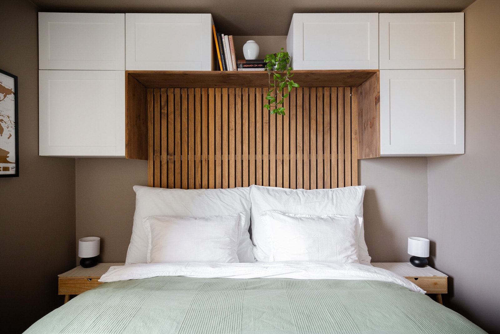 Hovedsoverommet har fin plass til dobbeltseng foran plassbygget stilig sengegavl av spiler. Galleribilde