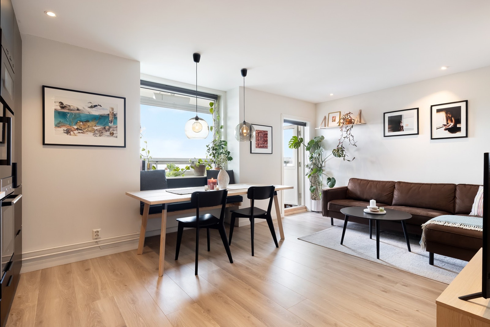 Oppholdsrommet er i en åpen løsning til kjøkkenet, noe som gir en lys og luftig romfølelse. Galleribilde