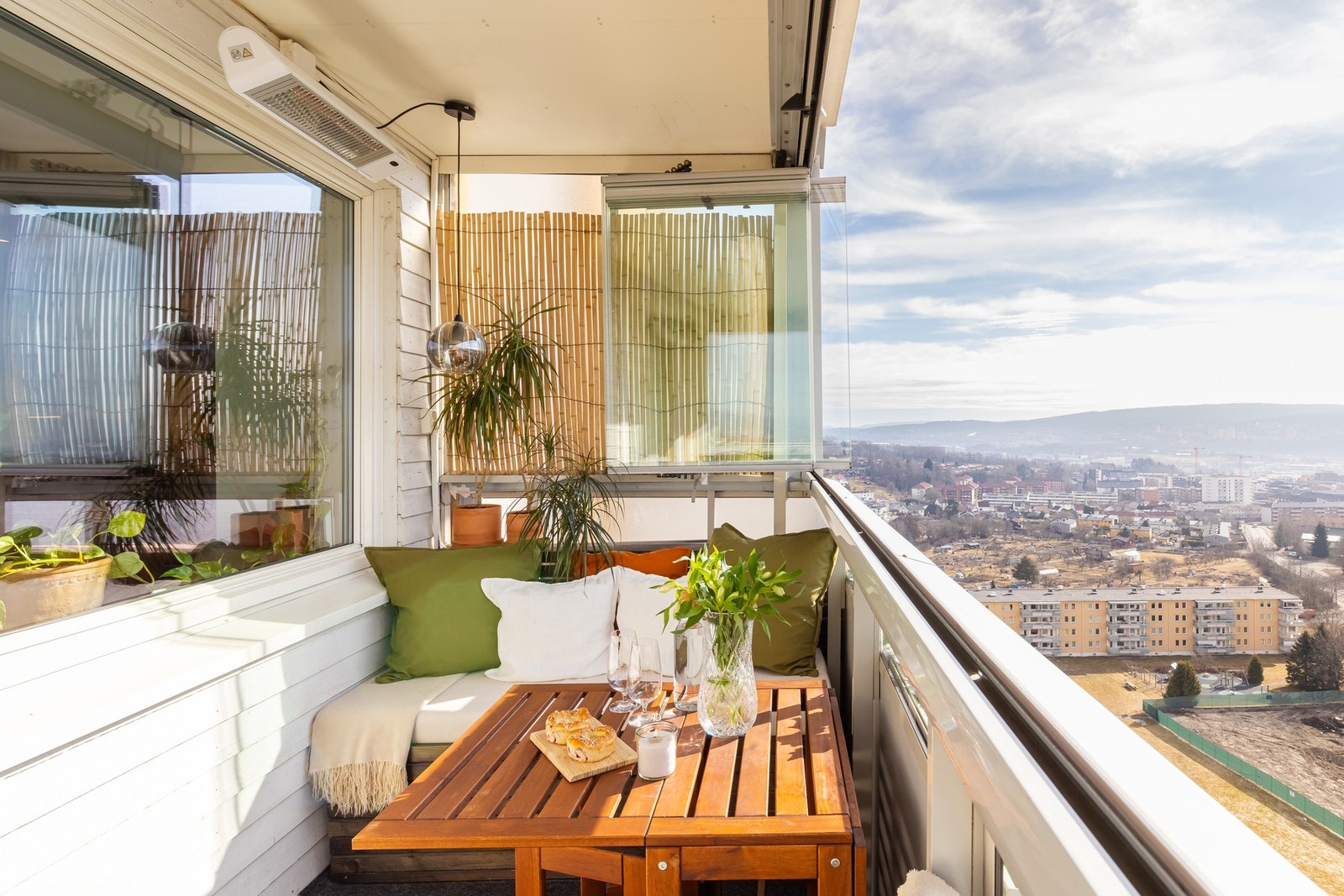 Innglassingen kan i tillegg åpnes opp om du ønsker luft og solstråler inn. Her bor du høyt, fritt og usjenert til. Galleribilde