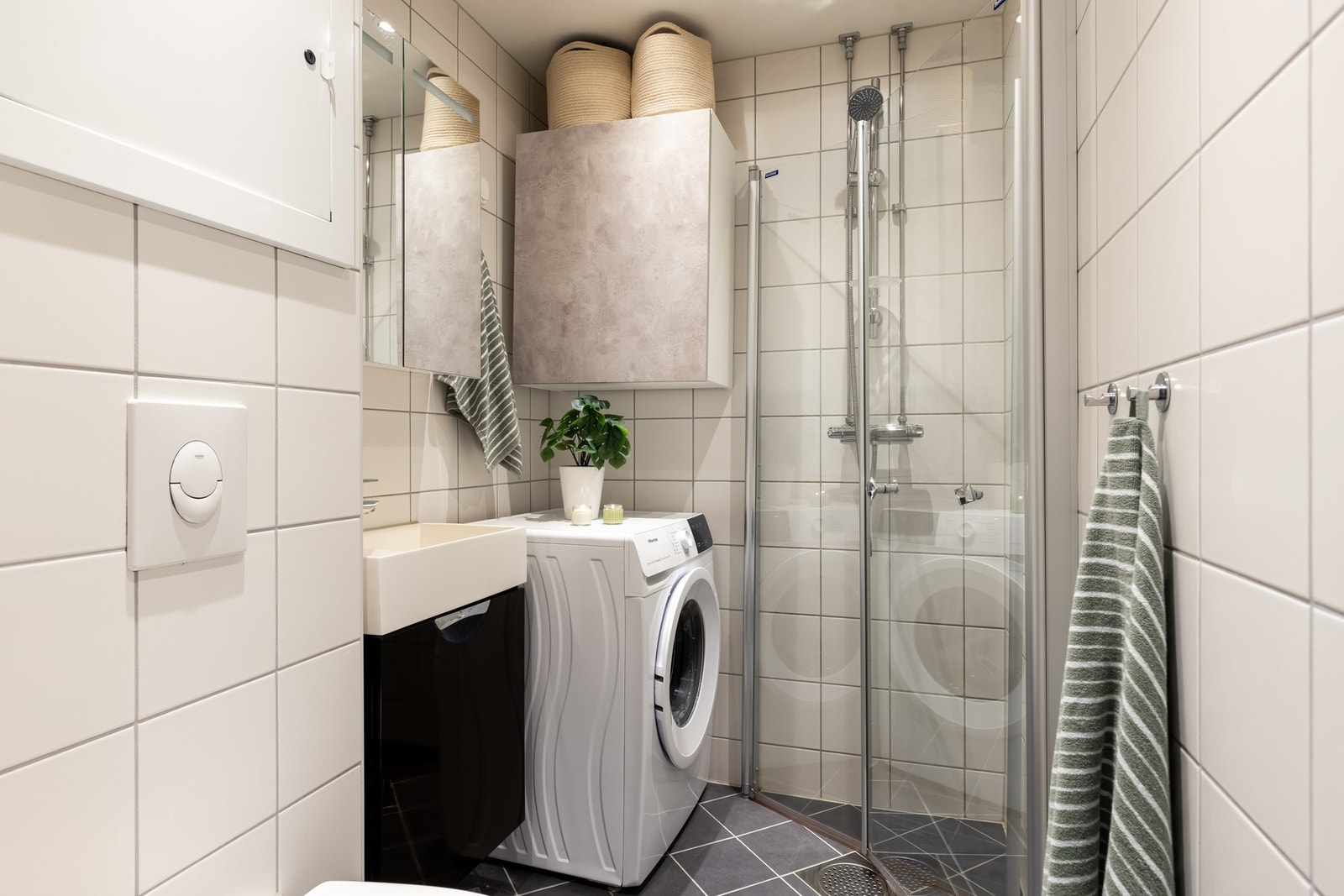 Lyst, flislagt baderom fra 2016 med varme i gulv og downlights i himling. et er opplegg for vaskemaskin. Galleribilde