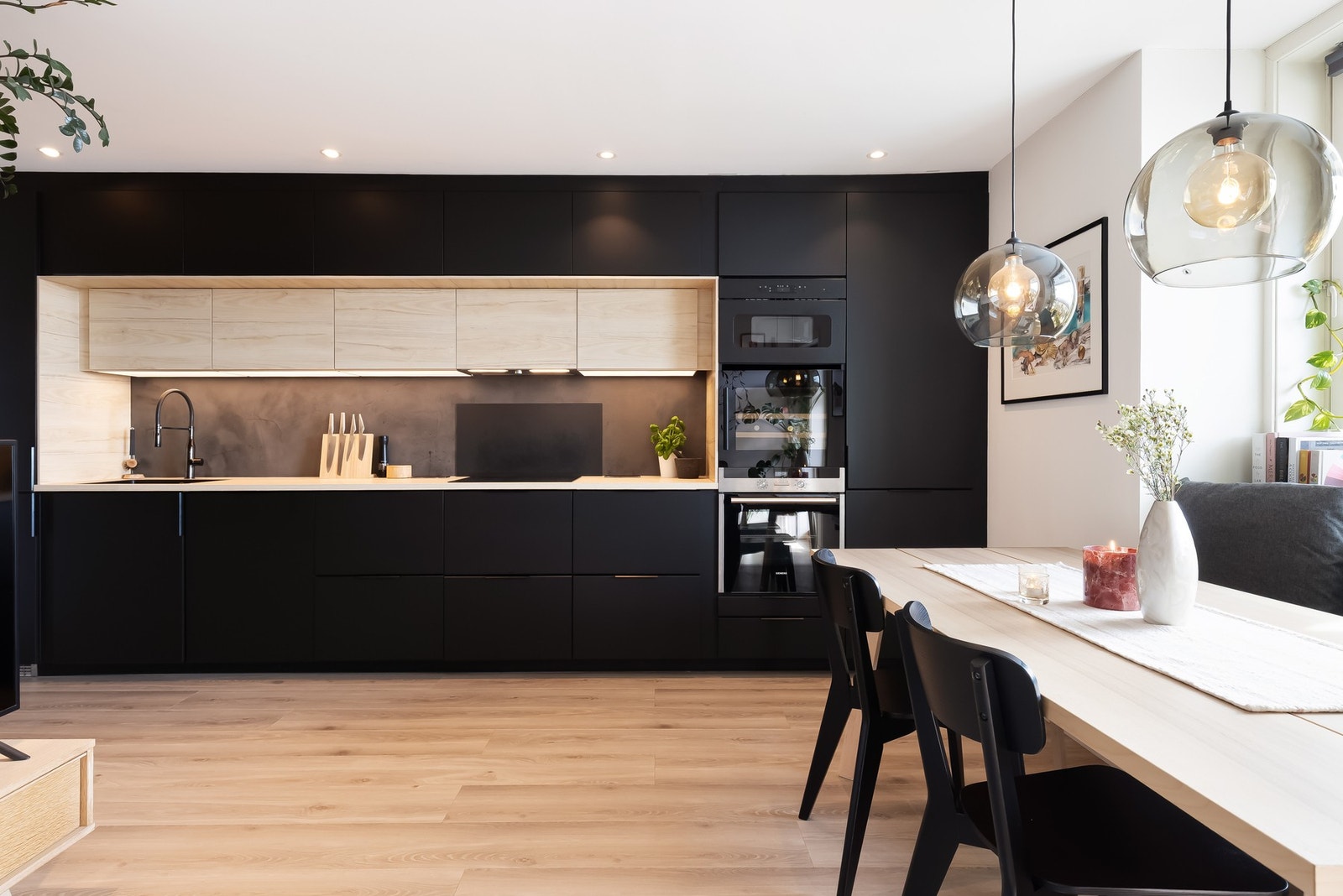 Lekkert IKEA-kjøkken fra 2021 som er godt utnyttet med mye skap, skuffer og benkeplass. Galleribilde