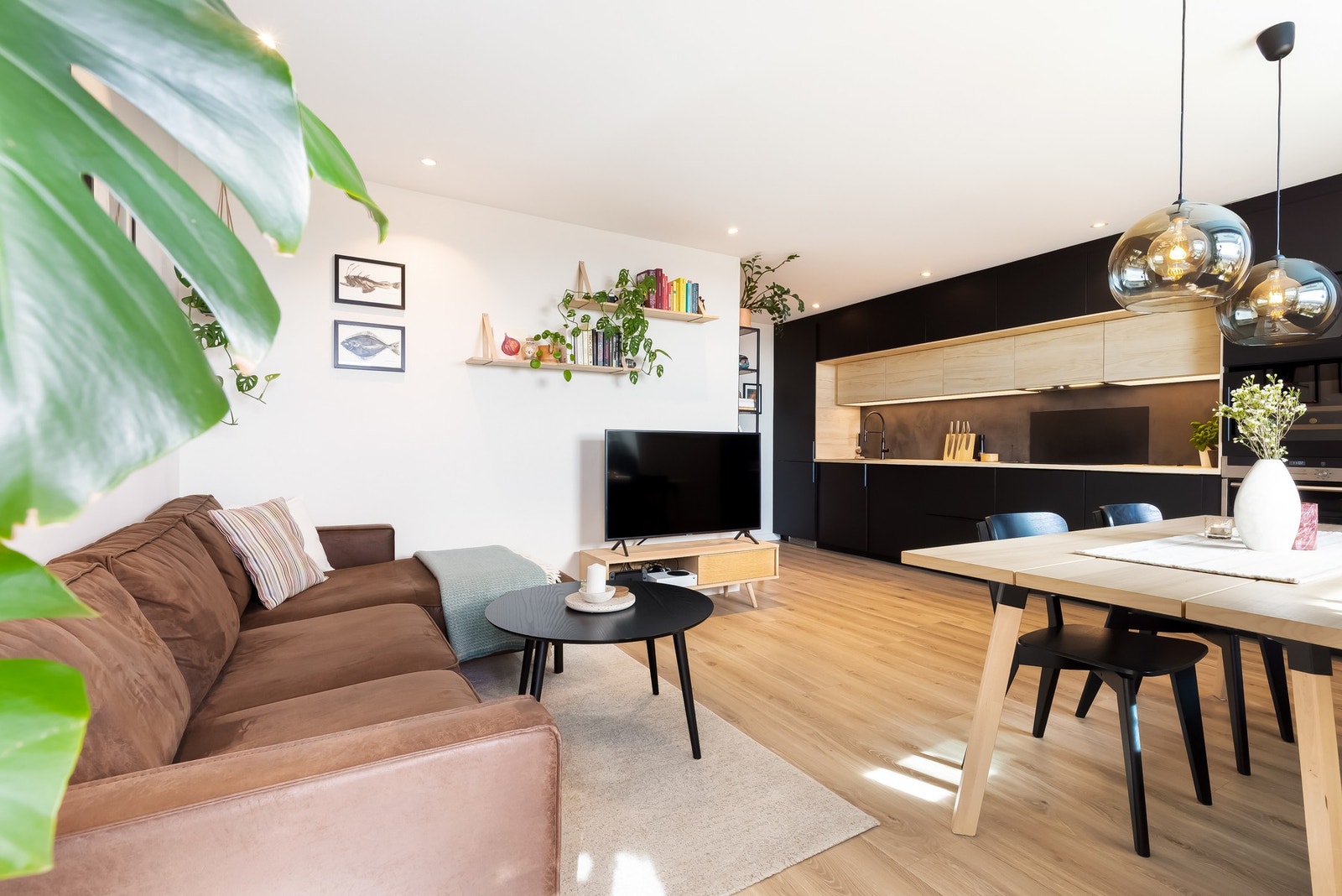 Den åpne kjøkkenløsningen gjør det enkelt å underholde gjestene samtidig som du lager mat. Galleribilde