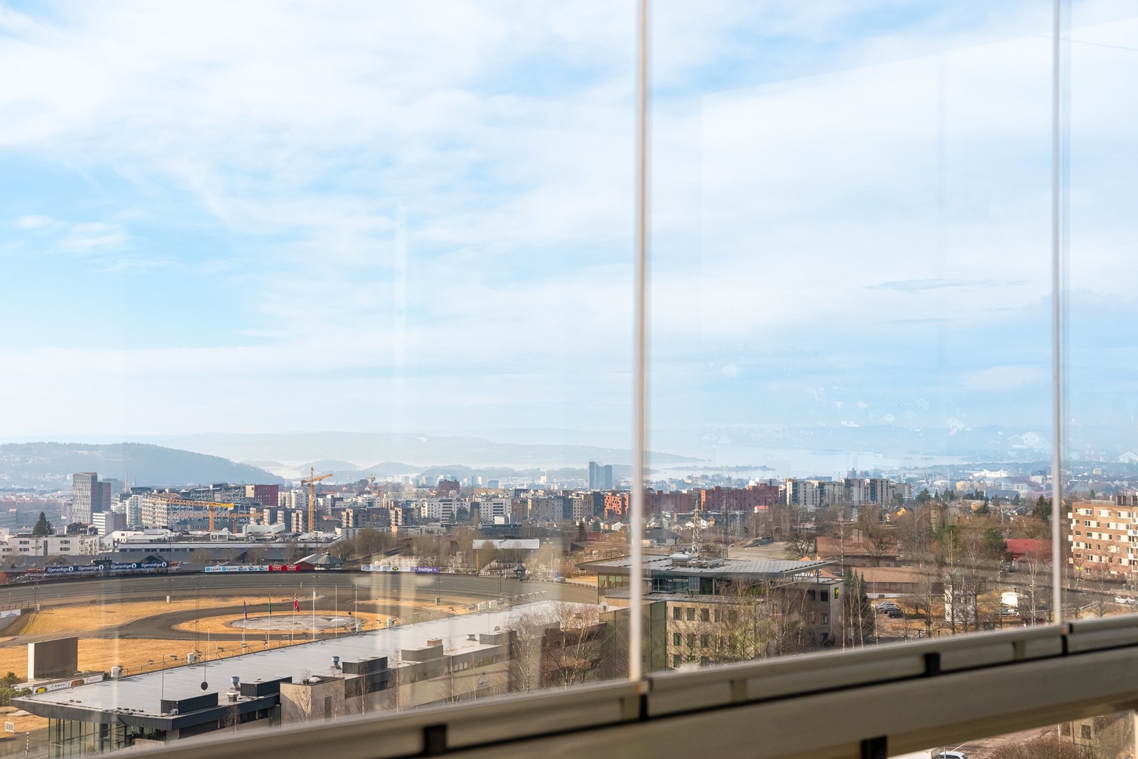 Beliggenheten i byggets toppetasje gir en helt fantastisk utsikt mot store deler av byen og fjorden. Galleribilde