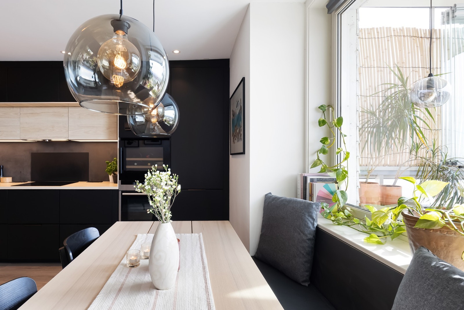 Plassbygget sittebenk gir god utnyttelse av plassen. Galleribilde