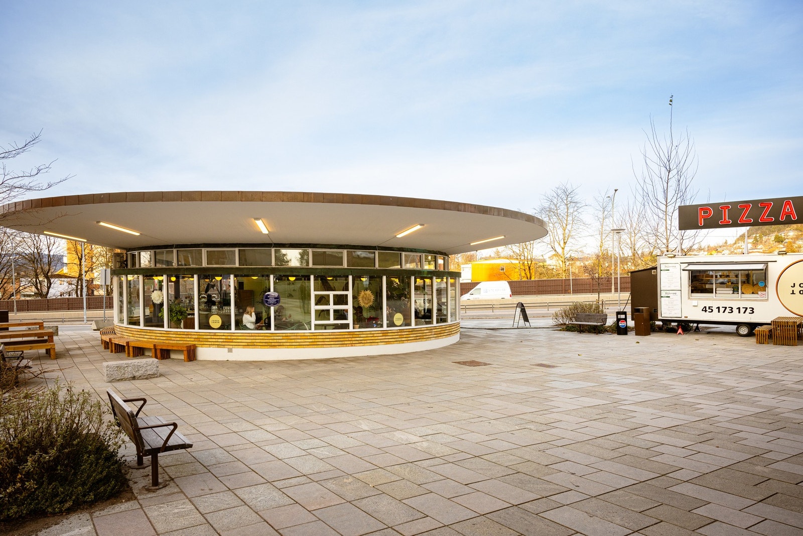 Jorda Rundt Kafe er et historisk bygg ved Aker sykehus som tilbyr kaffe, pizza, mat og drikke. Galleribilde