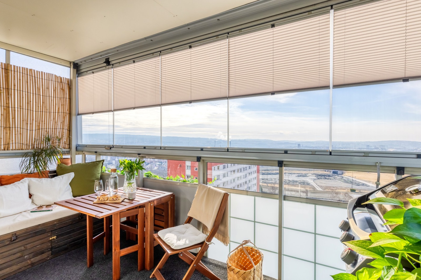 Balkongen er overbygget og innglasset, som gjør uteplassen lun og fort vil utvide balkongsesongen ved hjelp av varmelampen som er montert. Galleribilde