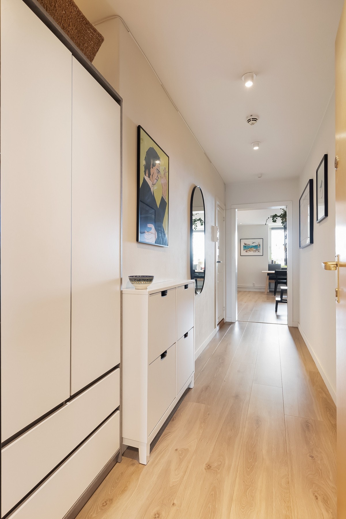 Lys entré med plass til knaggrekker, speil og lignende. Praktisk nisje med garderobeskap gir godt med oppbevaringsplass og medfølger. Galleribilde