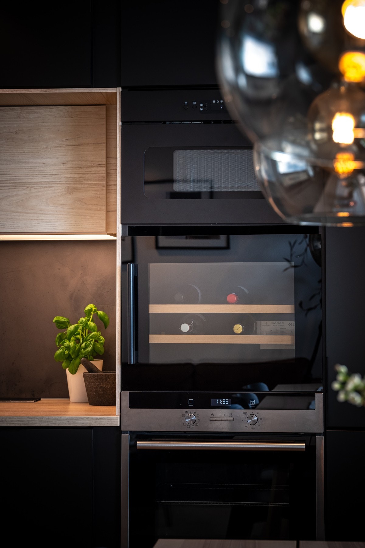 Av hvitevarer medfølger det induksjonstopp, stekeovn, mikro, oppvaskmaskin og kjøl/frys. Galleribilde